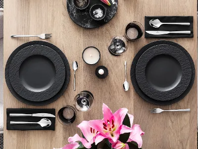 Elegante servizio da tavola Manufacture, presentato insieme alle posate Piemont ricche di stile per un'esperienza culinaria raffinata