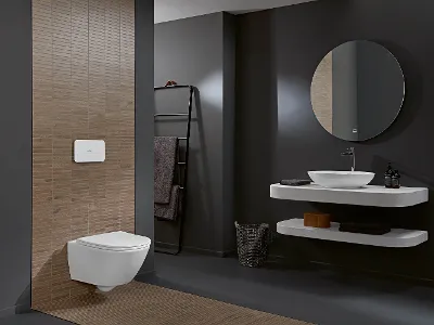 Ein Badezimmer mit Universo TwistFlush Toilette von Villeroy & Boch, Waschbecken und Spiegel.