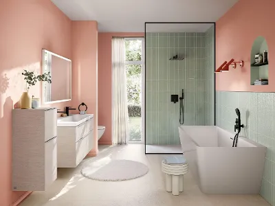 Modernes Badezimmer mit Villeroy & Boch 'Squaro Edge' Badewanne und 'Subway 3.0' Waschtisch, in einer Kombination aus Pastellrosa Wänden und grün gefliester Dusche.