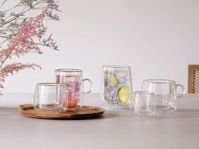 Artesano Hot & Cold Glasses for Espresso and Latte Moments Elegantes vasos de doble pared de la colección Artesano Hot & Cold de Villeroy & Boch, mostrados en un ambiente acogedor, perfectos para disfrutar con estilo de bebidas calientes y frías.