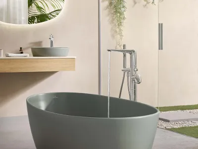 Une salle de bains ouverte de style naturel avec une baignoire ovale en îlot verte.