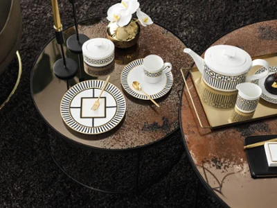 Collection Metrochic présentée sur la table basse Collection Metrochic présentée sur une table basse dans une configuration quotidienne avec des assortiments de déserts.