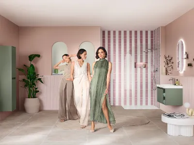 En självsäker kvinna befinner sig i ett rymligt, stilfullt inrett pastellrosa badrum - hon visar sig med tre olika outfits. I bakgrunden ser man tvättstället med matchande underskåp, sidoskåpet och toaletten från Skyla badrumskollektionen från Villeroy & Boch, som understryker kvinnans olika looks.