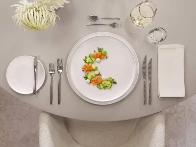 Elegante eettafel met zalm en komkommersalade op Afina borden, vergezeld van wijn in La Divina glazen en Piemont bestek.