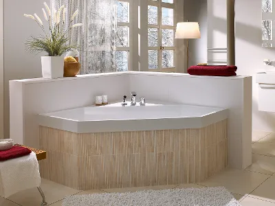 Et hvitt Squaro badekar i et klassisk beige baderom fra Villeroy & Boch.