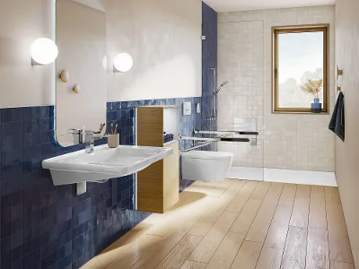 Ein barrierefreies Bad mit Holzboden und blauem Fliesenspiegel. Die bodengleiche Duschwanne ist mit einem klappbarem Duschsitz ausgestattet.