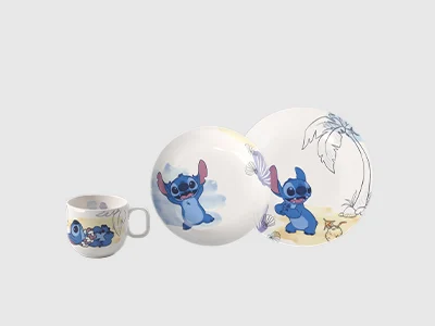 Collection Image - Disney Stitch An arrangement of two plates of different sizes and a cup, decorated with Stitch, presented on a light background.