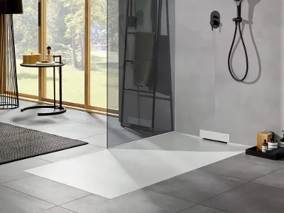 Une salle de bains moderne avec un receveur de douche Wallway innovant et une grande fenêtre.