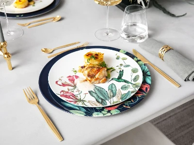 Assiettes Avarua et couverts de table MetroChic de Villeroy & Boch.