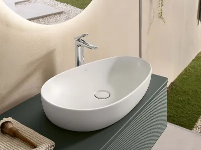 Lavabo da appoggio Antao bianco con miscelatore cromato su mobile lavabo.