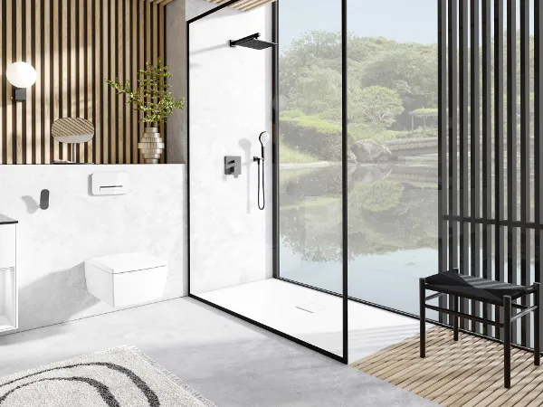 Elegante bagno Villeroy & Boch con doccia aperta e vetrata e arredamento naturale purista