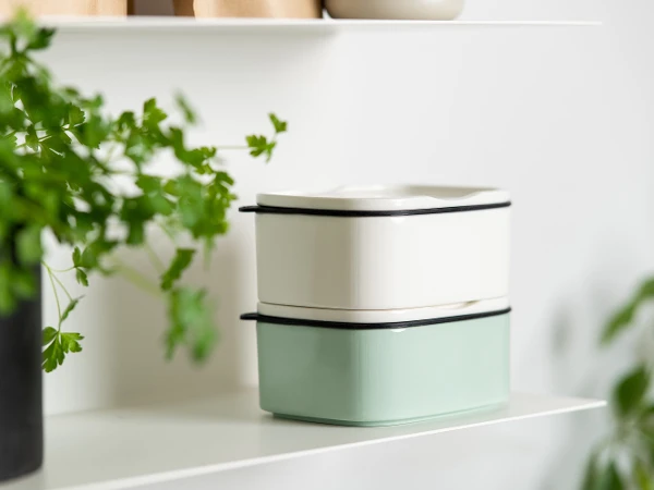 A shelf with two To Go & To Stay lunch boxes from Villeroy and Boch in mint green and white.