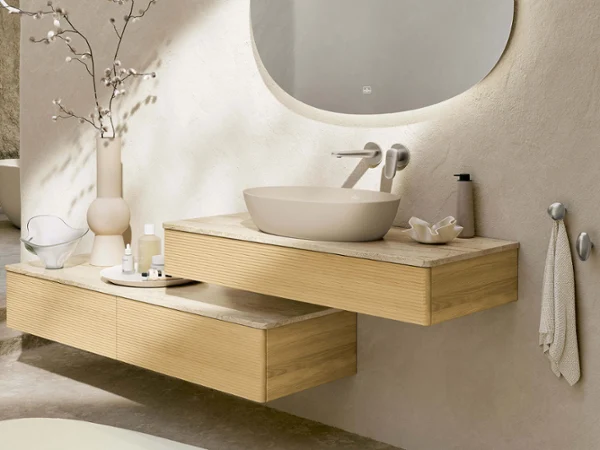 El lavabo sobre encimera ovalado Artis en el nuevo color mate de superficie completa Almond se muestra en detalle. El lavabo, en combinación con los materiales naturales de los muebles Antao, encarna la tranquilidad y la elegancia.