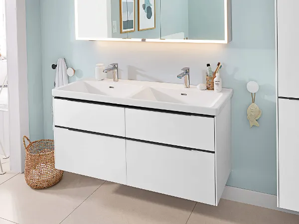 Un mobile arredo bagno Subway 3.0 bianco con specchio e lavabo.