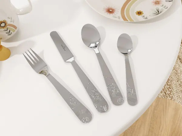 Un set di posate per bambini composto da quattro pezzi – forchetta, coltello, cucchiaio e cucchiaino – ordinatamente disposto su un tavolo bianco con la collezione 'Boho Kids | Roar like a Lion' di Villeroy & Boch.