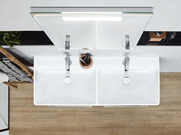 French: Vue de dessus du double lavabo Avento avec robinetterie chromée et lignes épurées, reflétant un design de salle de bain moderne avec précision et élégance.