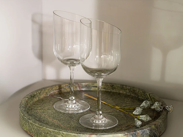 Deux verres à vin blanc NewMoon de Villeroy & Boch présentés sur un plateau.