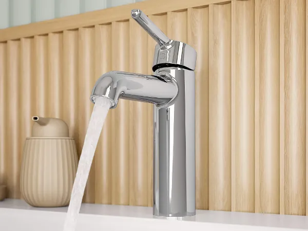 Chrome tvättställsblandare i mjuk, rund design från badrumskollektionen Skyla, här med full vattenstråle.