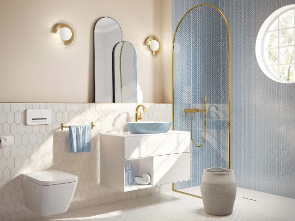 Un bagno con lavabo Artis nel colore Frozen e mobili Finion.