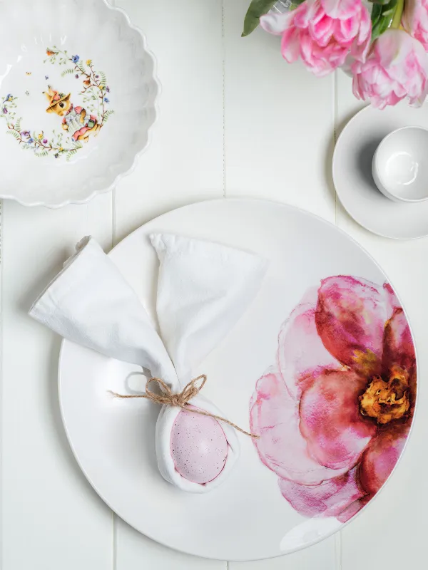 Une décoration de table élégante avec des assiettes Rose Garden à motif floral et un bouquet de tulipes.