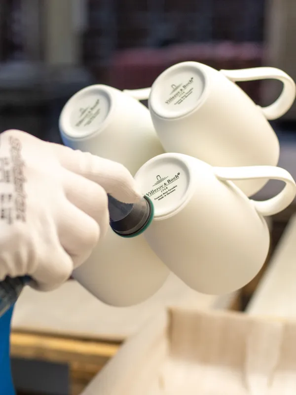 Contrôle qualité manuel à Torgau chez Villeroy & Boch Image montre le contrôle qualité manuel à Torgau dans le processus de production de porcelaine de Villeroy & Boch à Mettlach.