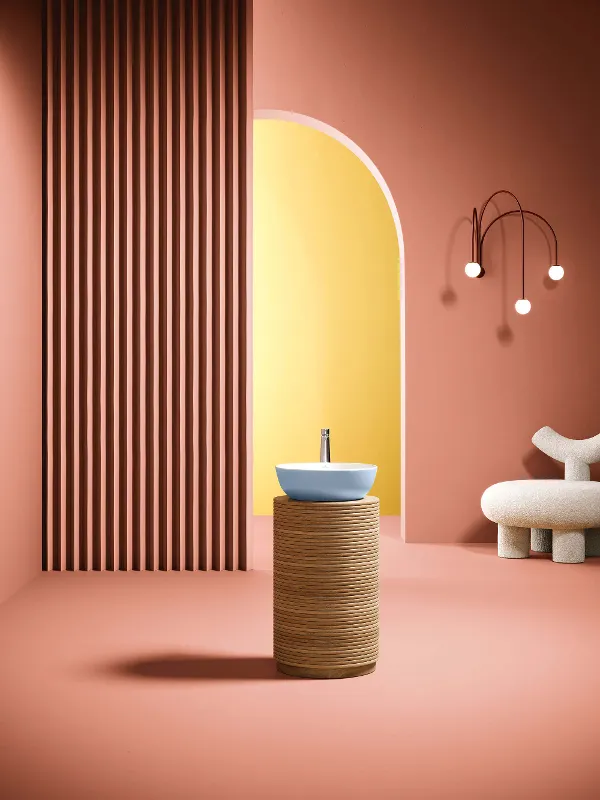 Modernes Badezimmer-Interieur mit rundem, hellblauem Artis Waschbecken, gelbem Bogendetail und stilvoller Beleuchtung
