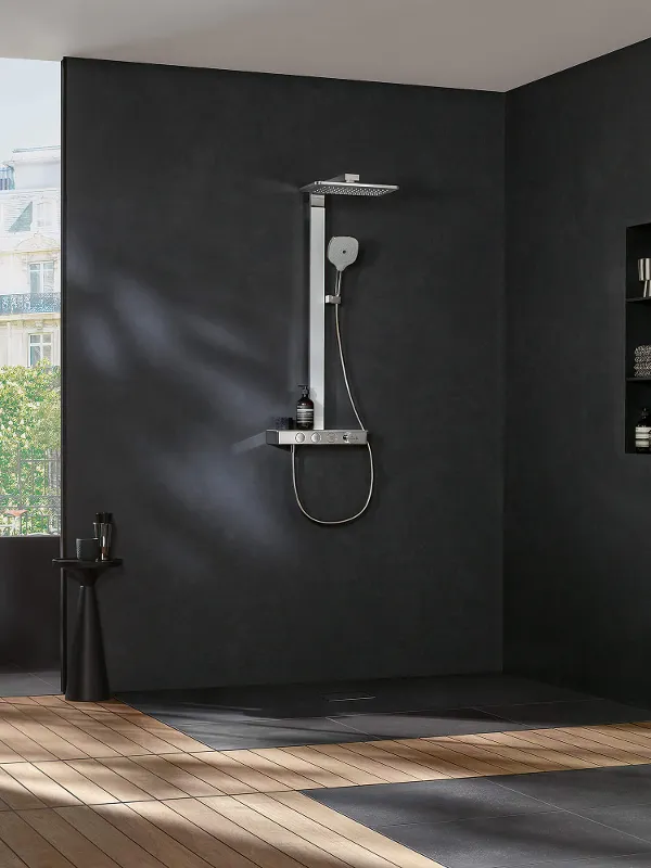 Eine Infinity Showers Duscharmatur in einem Badezimmer mit schwarzen Wänden und Holzboden.