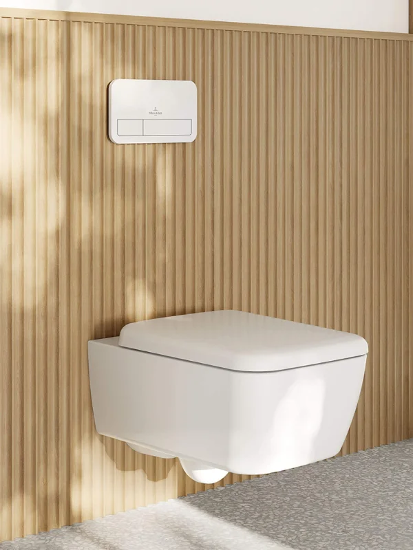 Modern, wandhangend toilet met een licht hoekige contour en bijpassende toiletzitting uit de Skyla badkamercollectie van Villeroy & Boch