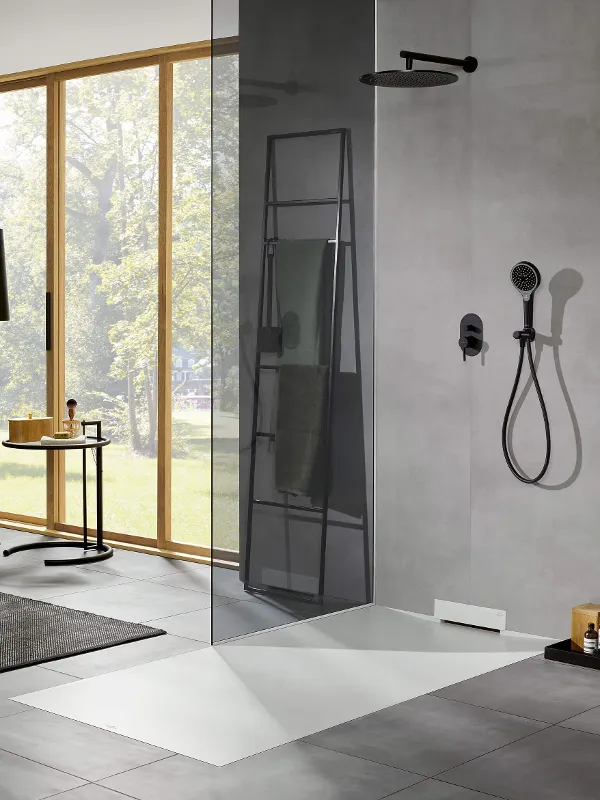 Un bagno moderno con un innovativo piatto doccia Wallway e un'ampia finestra.