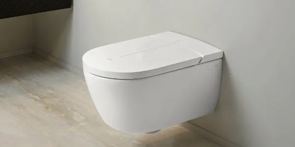 Une salle de bains moderne avec des WC lavants ViClean, avec télécommande, de Villeroy & Boch.