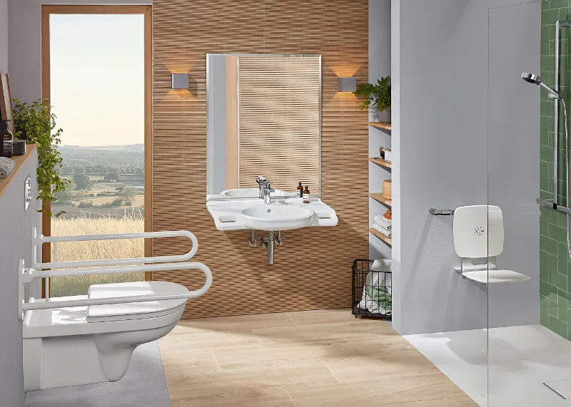 Une salle de bains moderne et accessible avec des toilettes et un lavabo de la collection ViCare de Villeroy & Boch.