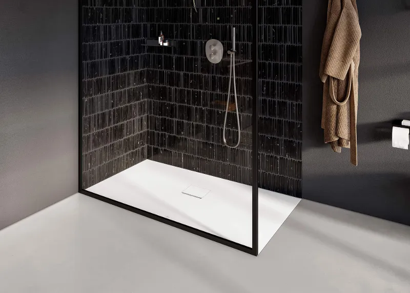 Un bagno in bianco e nero con cabina doccia in vetro e piatto doccia Squaro Infinity.