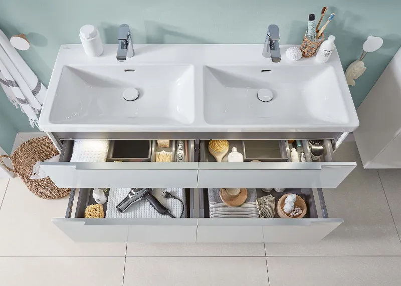 Lavabo doppio bianco su mobile Subway 3.0 con due cassetti aperti.