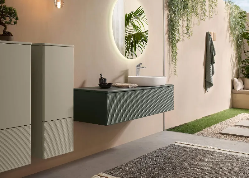 Un bagno con mobili arredo bagno moderni in verde e beige della collezione Antao di Villeroy & Boch.