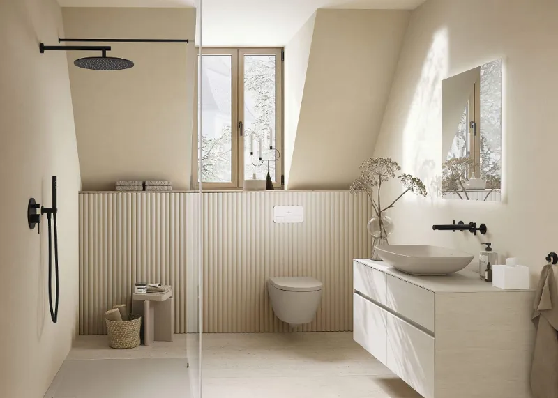 Modernes Badezimmer mit rechteckiger 'Architectura'-Dusche, 'Loop & Friends'-Waschbecken und 'Collaro'-Waschbeckenunterschrank, 'Subway 2.0'-Toilette, großem Spiegel und Fenster.