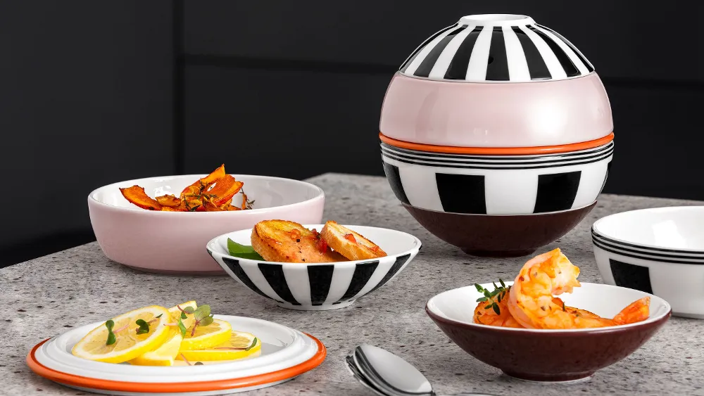 Various dishes, including shrimp and lemon slices, are served in La petite Boule bowls.