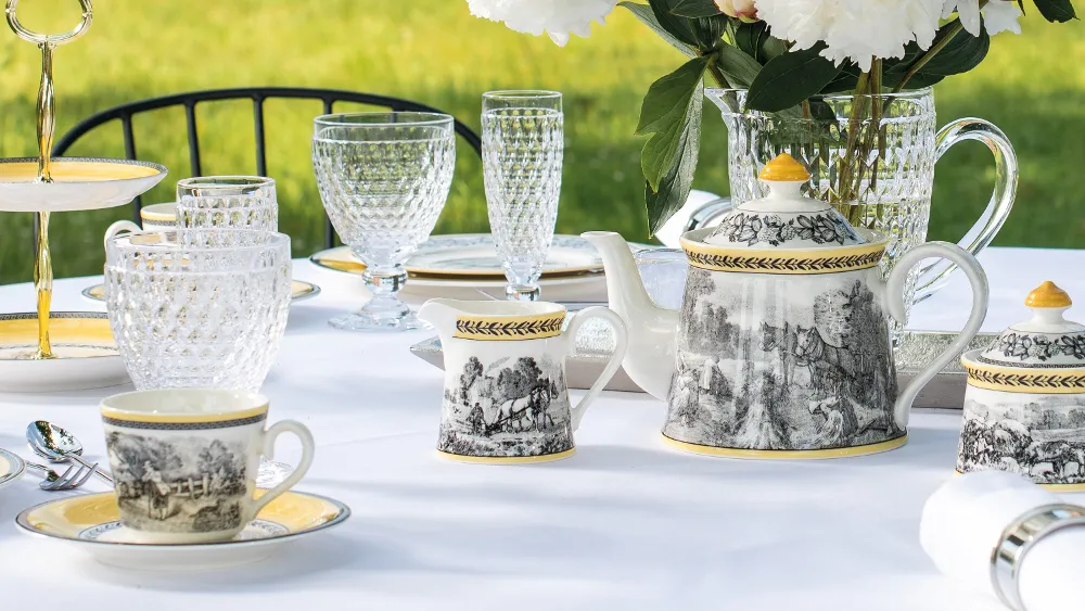 Audun collection in combination with Boston glasses on a table for outdoor use Elegant Audun teapot next to clear Boston glasses on a beautifully set outdoor table