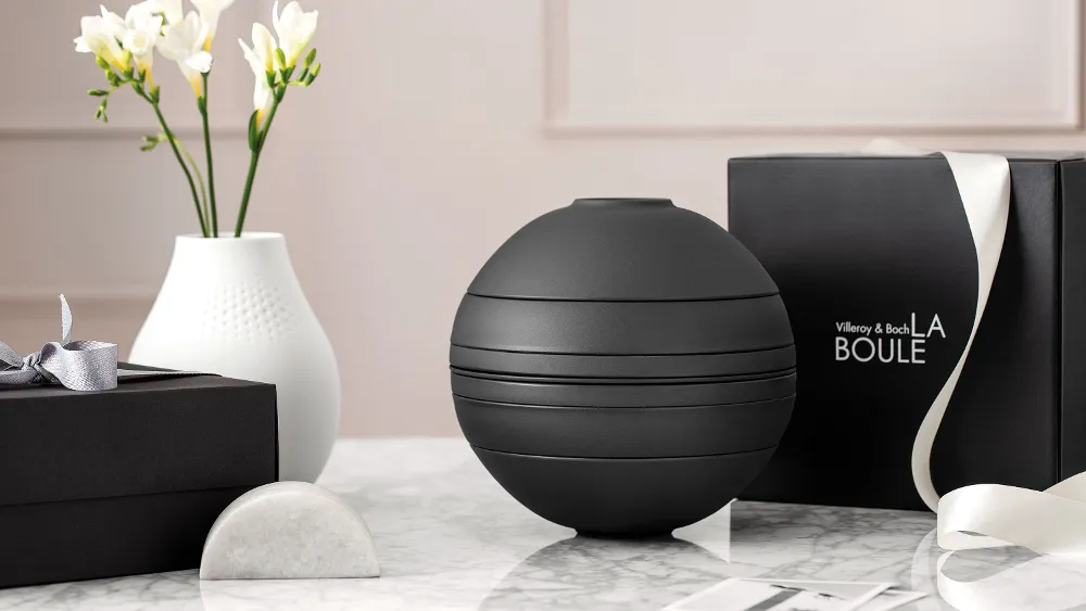 La Boule noire avec un coffret cadeau Un ensemble de vaisselle noir La Boule assemblé et posé une table accompagné d’un coffret cadeau noir.