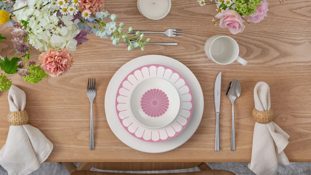 For Me paired with Fleur Cassis plate and bowl For Me dinner plate paired with Fleur Cassis plate and bowl in a modern floral table setting.