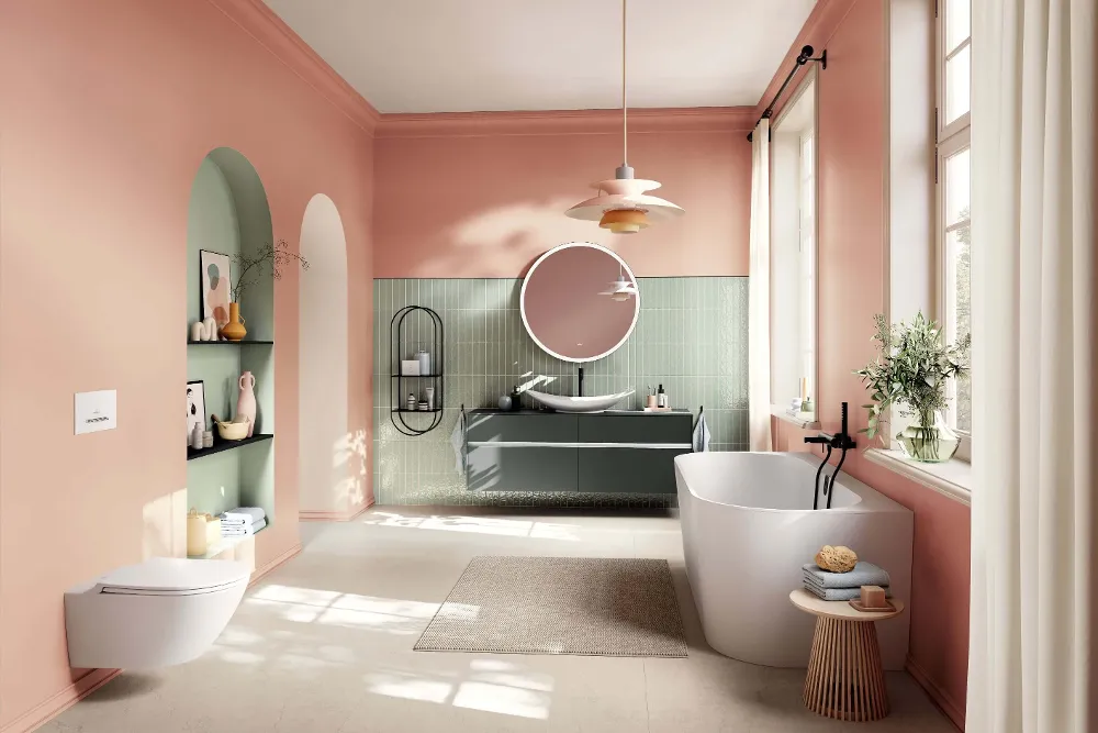 Pastellfarbenes Badezimmer mit Villeroy & Boch 'Oberon 2.0' Badewanne, 'My Nature' Waschbecken und 'Collaro' Waschtischunterschrank. Die Toilette aus der 'Subway 3.0' Kollektion ergänzt das elegante Design mit modernem Touch.
