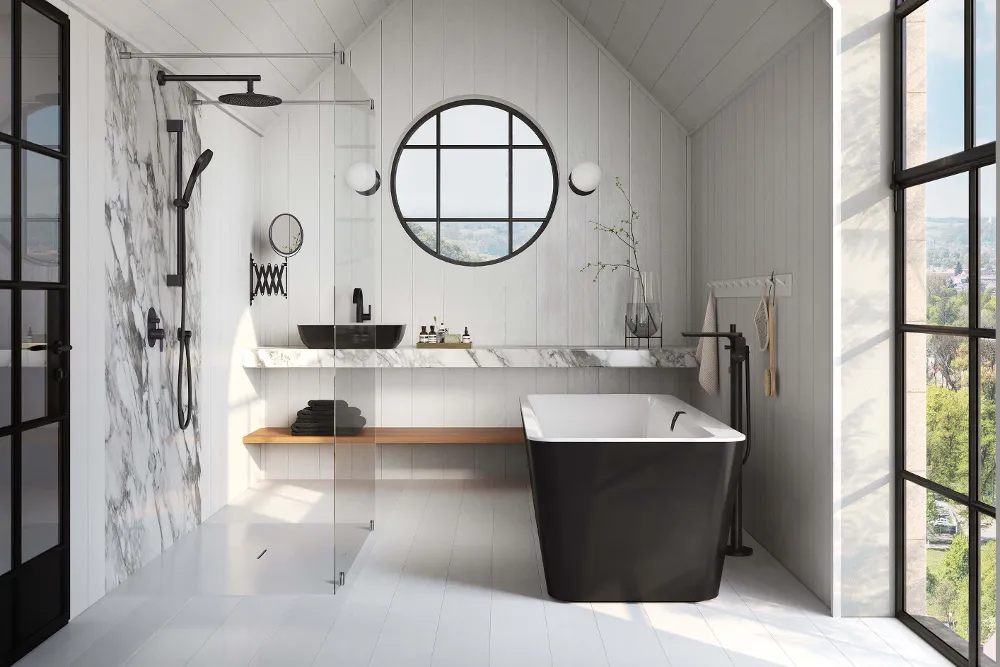 Modernes Badezimmer mit freistehender Squaro Badewanne, einem schwarzen Artis Waschbecken und großem Fenster mit Aussicht