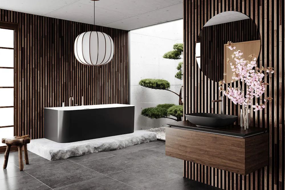 Une salle de bains moderne avec une baignoire en îlot noire Loop & Friends et un lavabo, des murs en lamelles de bois, une lampe suspendue en forme de boule et un vert décoratif