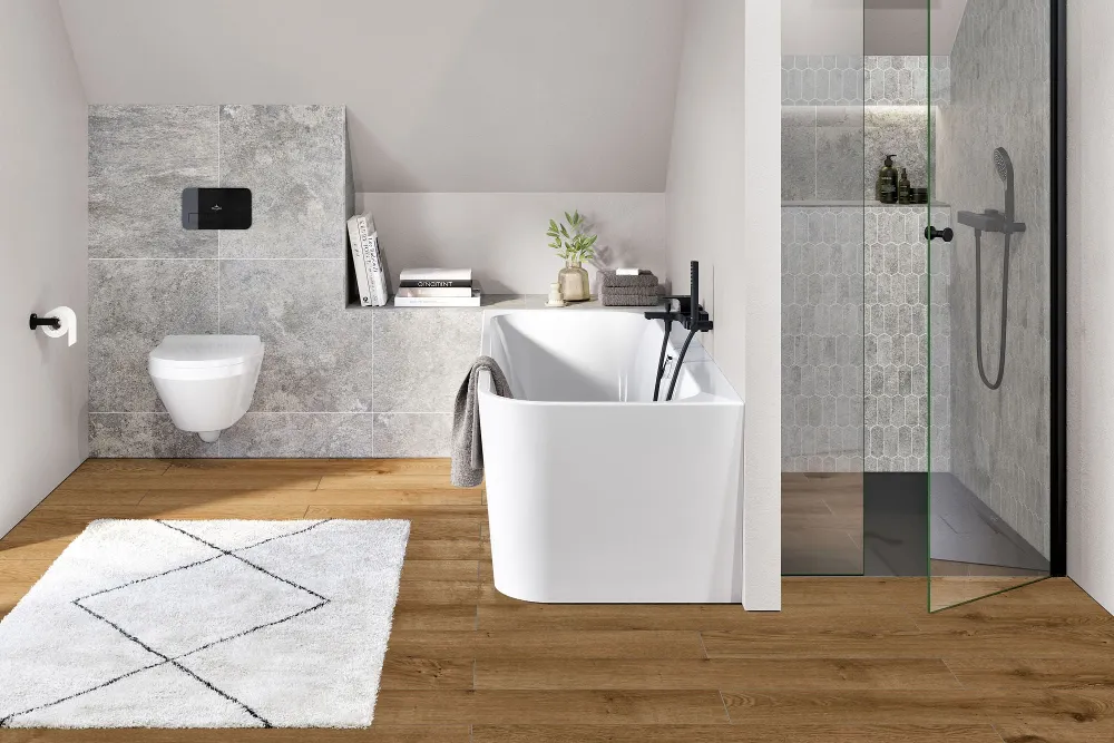 Nowoczesna łazienka z wiszącą miską WC Architectura, wanną wolnostojącą, przeszklonym prysznicem, dywanem i drewnianą podłogą. W strefie prysznica znajdują się wbudowane półki z przyborami toaletowymi.