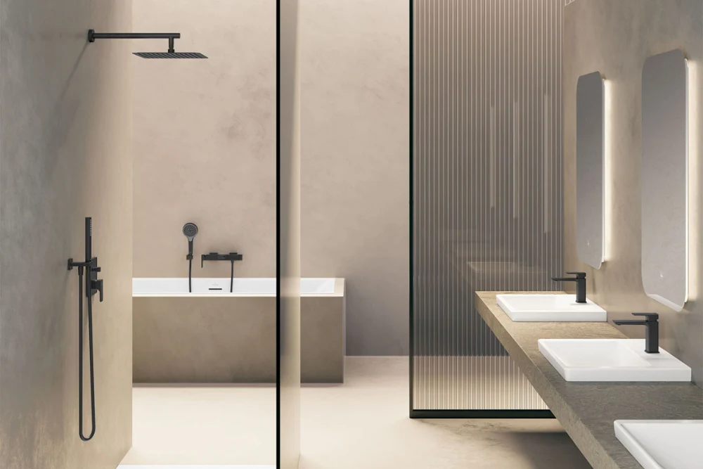 Une robinetterie de douche Universal Shower Une pomme de douche noire fixée à une barre de douche sur un mur carrelé gris.