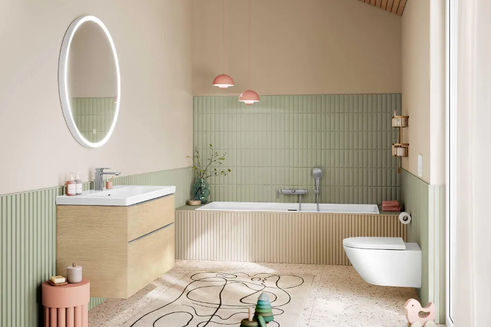 Ein modernes Badezimmer mit rechteckiger Badewanne, schwebendem Waschtisch mit Waschbecken, beleuchtetem Spiegel und Holzakzenten. Große Fenster mit Blick ins Grüne. Das Zimmer hat ein natürliches, minimalistisches Design.