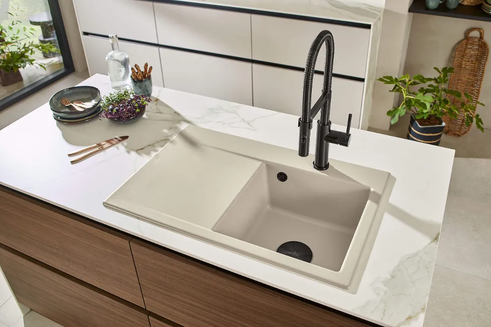 Un fregadero Subway Style de 45 cm con grifo Steel Expert 2.0 en una pequeña isla de cocina.