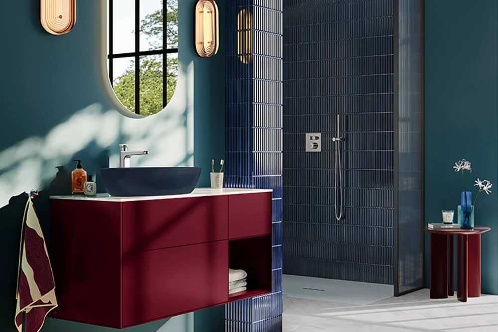Salle de bain contemporaine avec des murs bleu sarcelle et un meuble-lavabo rouge éclatant Une salle de bain chic et moderne avec des murs bleu sarcelle foncé et un meuble-lavabo suspendu rouge profond, doté d’un plan de travail blanc et d’une vasque Artis bleue foncée posée sur le dessus.