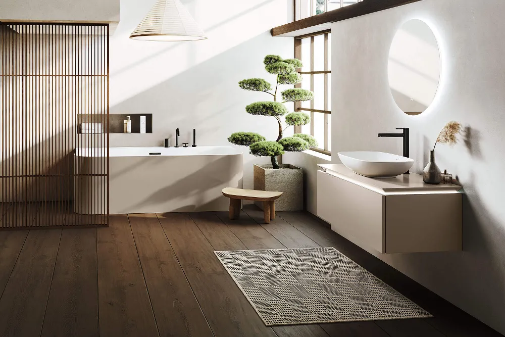 Une salle de bains minimaliste avec un sol en bois et de grandes fenêtres, une baignoire en îlot Loop & Friends, un lavabo Loop & Friends, un petit banc et un bonsaï en pot.