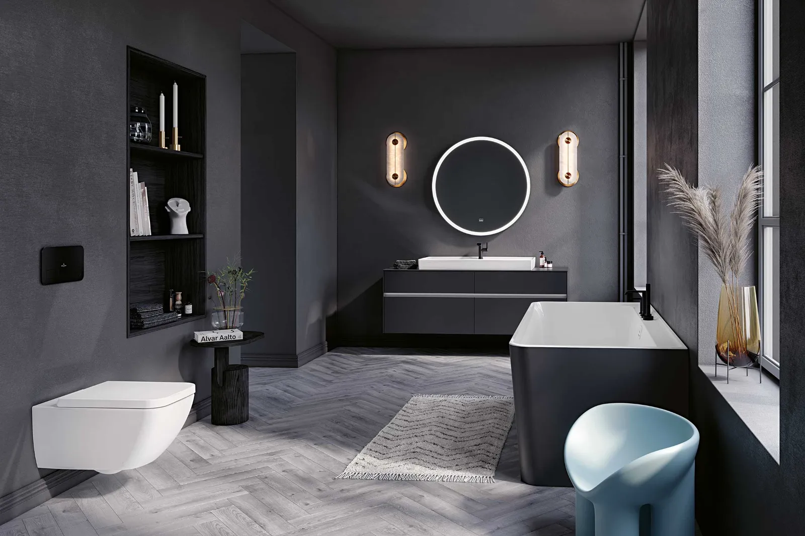 Ein modernes Badezimmer mit wandhängender weißer Toilette von Villeroy & Boch, dunklem Regal mit Dekorationen und einem kleinen Beistelltisch mit Pflanze. Der Raum hat graue Wände und einen Boden mit Fischgrätenmuster.