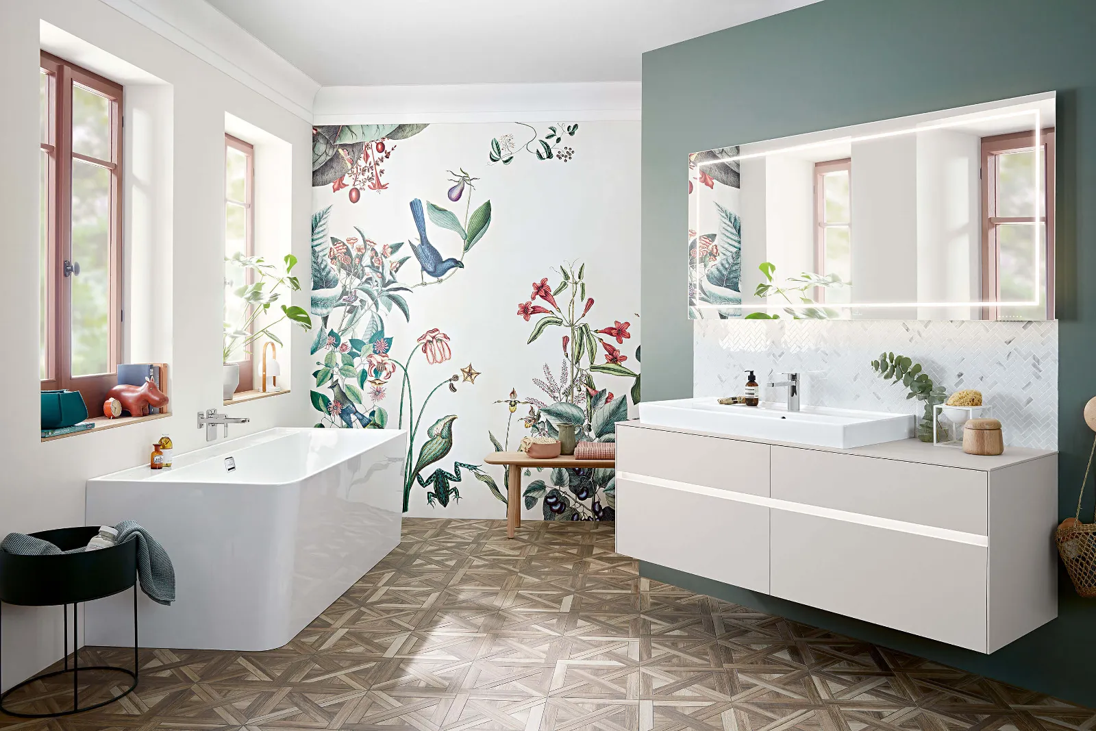 Un lavabo, des meubles et une baignoire Collaro dans une salle de bains avec un papier peint à fleurs.